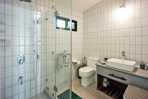 Ένα μπάνιο στο Villa Taleona