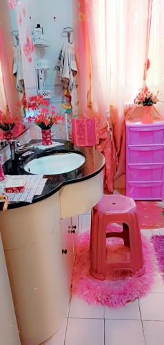 uma casa de banho rosa com um lavatório e um banco rosa em Bed fiorella em Acciaroli