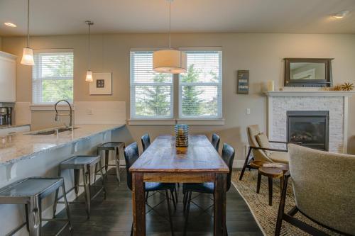 uma cozinha e sala de jantar com uma mesa e uma lareira em Starfish Cottage - Oyhut Bay Seaside Village em Ocean Shores