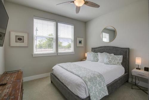 Llit o llits en una habitació de Starfish Cottage - Oyhut Bay Seaside Village