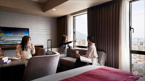 a group of women sitting in a hotel room at Daiwa Roynet Hotel Kagoshima Tenmonkan PREMIER - former Daiwa Roynet Hotel Kagoshima Tenmonkan in Kagoshima
