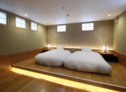 un grande letto in una stanza con finestre di Kyojuku Usagi - Vacation STAY 46032v a Kyoto