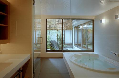 een badkamer met een groot raam en een bad bij Kyojuku Usagi - Vacation STAY 46044v in Kyoto