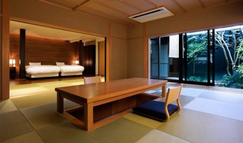 comedor con mesa y cama en Kyojuku Usagi - Vacation STAY 46044v en Kioto