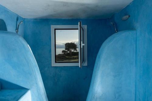 a room with a blue room with a window at Anatoli in Ambelas