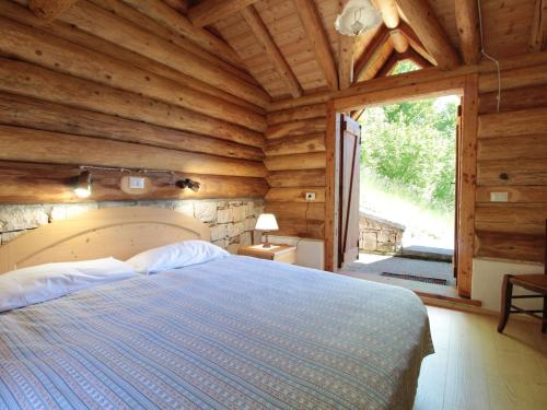Voodi või voodid majutusasutuse Mountain chalet in Lamon with garden toas
