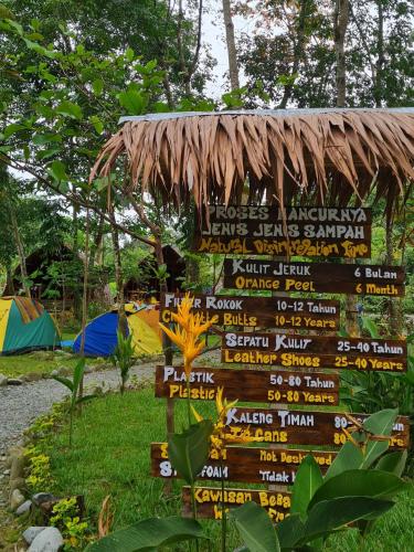 ETALAUSER Jungle Gate EcoResort Bukit Lawangにある庭