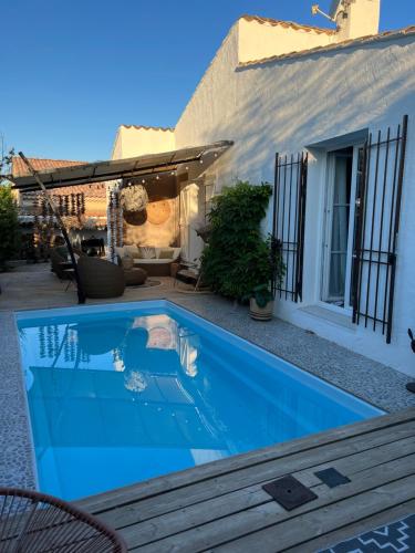 une piscine devant une maison dans l'établissement Charmant T2 La Palmeraie St Cyr sur mer, à Saint-Cyr-sur-Mer