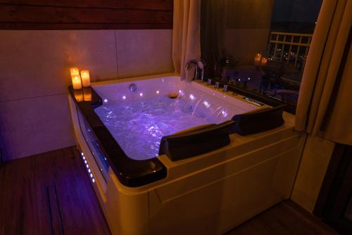 jacuzzi con luces en una habitación en ארואד סוויטס Arwad suites en Majdal Shams