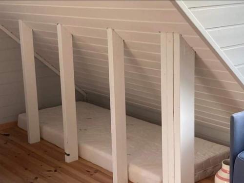 リュングダールにあるAnneks i naturskjønne Gitlevågの屋根裏部屋 二段ベッド2組付