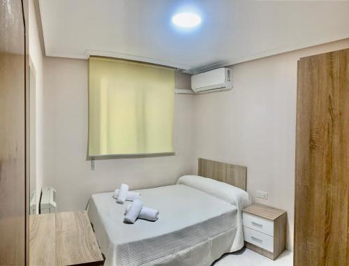 una camera ospedaliera con un letto e una finestra di Vivienda con fines turísticos Mi dulce Triana a Úbeda