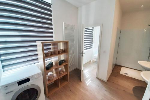 eine Waschküche mit Waschmaschine in der Unterkunft Work & Stay Apartment in Stolberg bei Aachen in Stolberg
