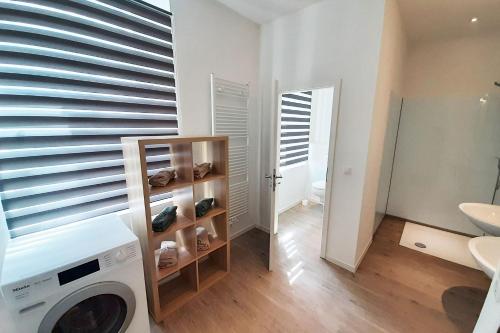 シュトルベルクにあるWork & Stay Apartment in Stolberg bei Aachenの洗濯機と洗濯機のあるランドリールーム