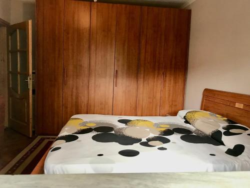 um quarto com uma cama com um cobertor de vaca em Lovely Apartment in front of the Lake em Pogradec