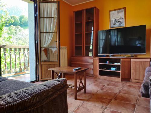 Televisyen dan/atau pusat hiburan di Apartamentos Rurales La Quintana