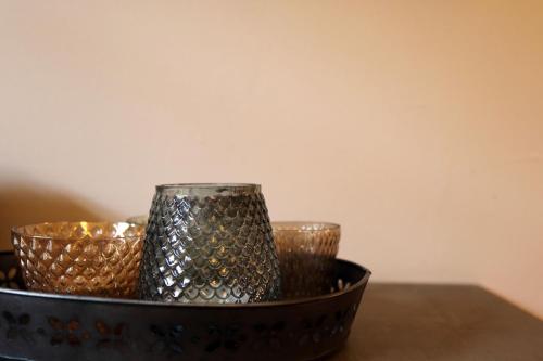 a group of glasses in a bowl on a table at Thomashof Klein-Mutz in Zehdenick