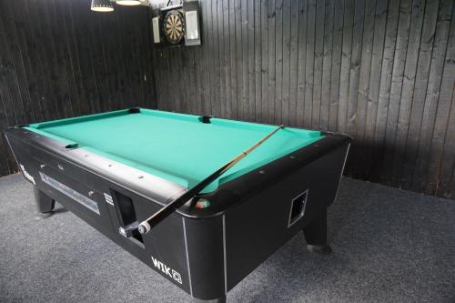 a pool table with a cue in a room at Camp Hverringe in Dalby