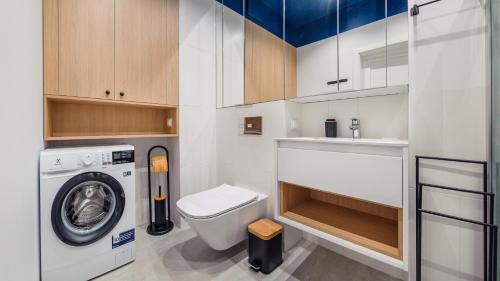 a small bathroom with a washing machine and a washer at Nexo, Sun & Snow in Puck
