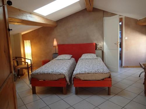 a bedroom with a red bed in a room at Le gite de l'impassiflore in Méounes-lès-Montrieux