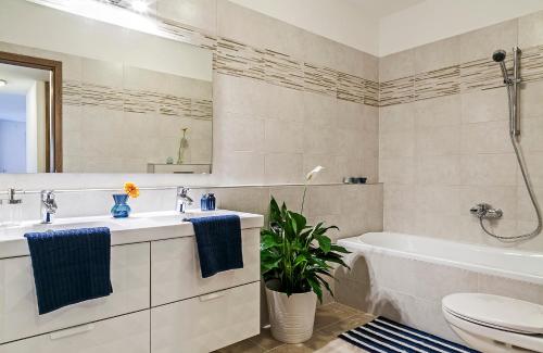 Kylpyhuone majoituspaikassa Blue Apartments