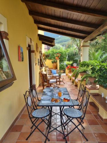 een tafel en stoelen op een patio bij Il Ruscello in Maratea