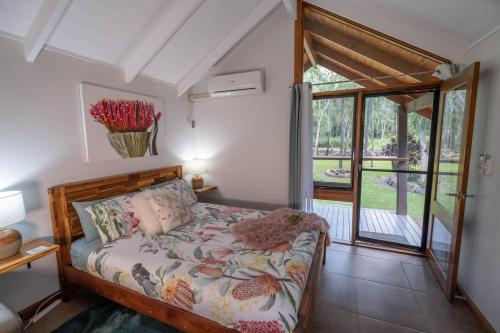 Postel nebo postele na pokoji v ubytování Airlie Beach Eco Cabins - Adults Only