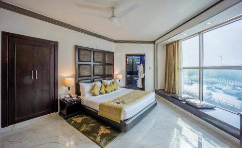 เตียงในห้องที่ Hotel Shanti Palace Mahipalpur