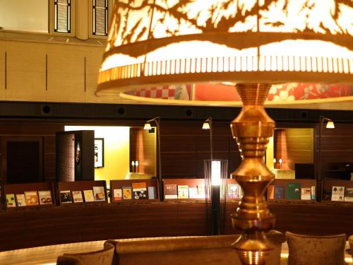 una lámpara en un edificio con mesa y sillas en Kyoto Century Hotel, en Kioto