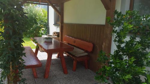 un tavolo e una sedia in una stanza con finestra di Gausrab a Hinterstoder
