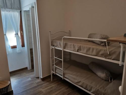 Habitación con 2 literas en una habitación en Al Centesimo Chilometro - Ristoro del Pellegrino, en Montefiascone