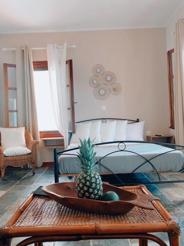 una camera da letto con un letto e un ananas su un tavolo di Kappari a Città di Skiathos
