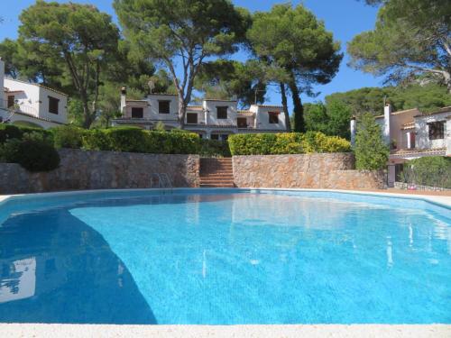 une grande piscine bleue en face d'une maison dans l'établissement Torre Bonica, à Torroella de Montgrí
