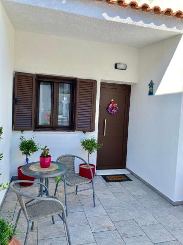 a patio with a table and chairs and a door at Casa di Vati in Vátion