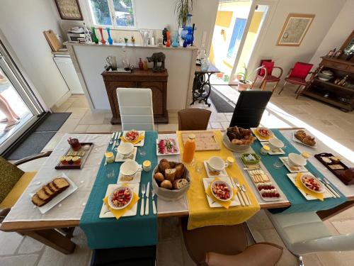 une table avec de nombreuses assiettes de nourriture dessus dans l'établissement Chenevières d'en Haut, à Grimault