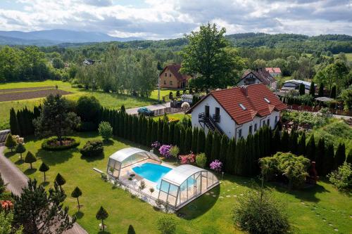 una vista aérea de una casa con jardín y piscina en JD Apartamenty - Klimatyzacja, basen, parking i wifi w cenie, en Mysłakowice