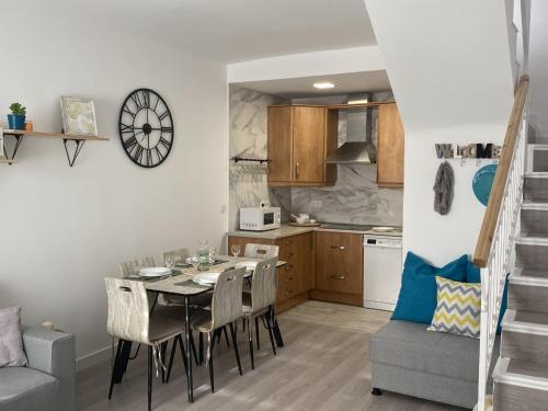 a kitchen and dining room with a table and chairs at Bungalow los Majuelos in Gran Alacant