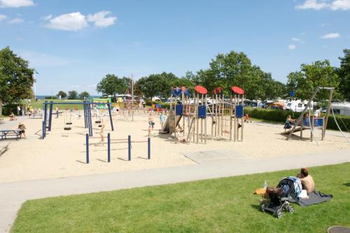 een park met een speeltuin met mensen erin bij Camp Hverringe in Dalby