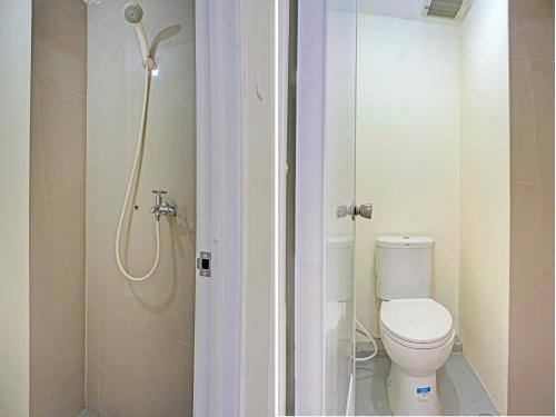 Kylpyhuone majoituspaikassa Super OYO 91139 Skyland Bogorienze Apartment