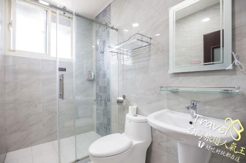 a bathroom with a toilet and a sink and a shower at Tian Mama Homestay in Guangfu