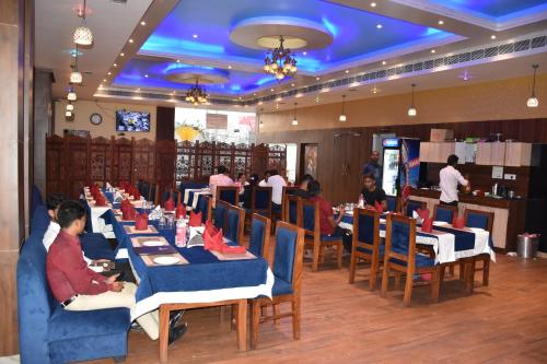 En restaurant eller et spisested på Hotel Laxmi Vilas Palace