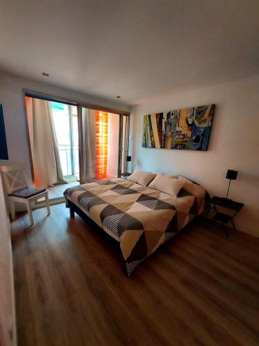 une chambre avec un grand lit dans une pièce dans l'établissement Appartement T3 plein centre ville, au Lavandou