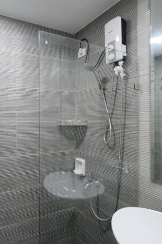 Ванна кімната в Sun Vida Tower Studio Unit Across SM City Cebu