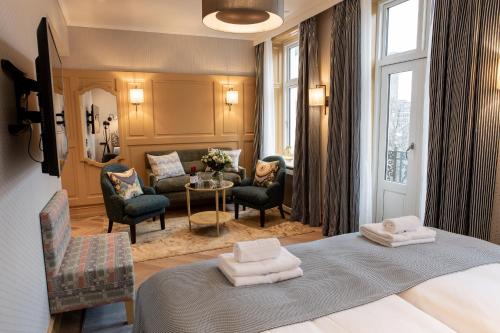 een hotelkamer met een bed en een woonkamer bij Fiftyseven Hotel Copenhagen in Kopenhagen
