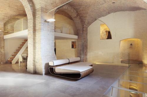 una habitación con un banco en el medio de un edificio en DesArt sweet Poeta en Perugia