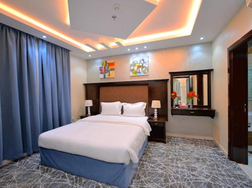 1 dormitorio con 1 cama grande en una habitación en المسافر 7 en Sīdī Ḩamzah