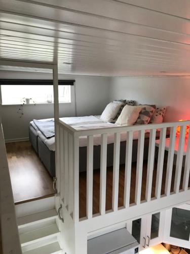 a bedroom with a bunk bed and a crib at Mycket trevlig stuga på Brännö med havsutsikt in Brännö