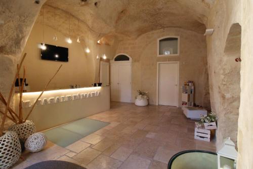 Cette grande chambre est dotée d'un grand mur en pierre. dans l'établissement Il Casale di Maria, à Matera