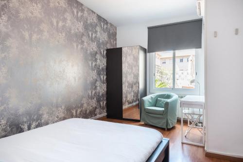 - une chambre avec un lit, une chaise et un bureau dans l'établissement Montjuic1, à Barcelone