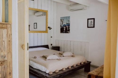 een slaapkamer met een bed met 2 kussens erop bij La Calanque de Figuerolles in La Ciotat
