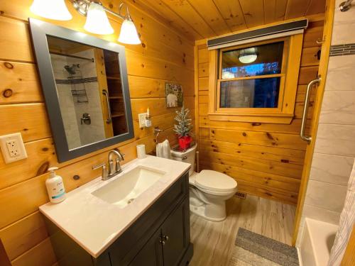 Et badeværelse på Cozy modern log cabin in the White Mountains - AC - granite - less than 10 minutes from Bretton Woods